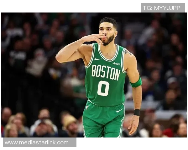 镜头捕捉：塔图姆赛场小动作引发热议